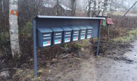 Tumma postilaatikkoteline